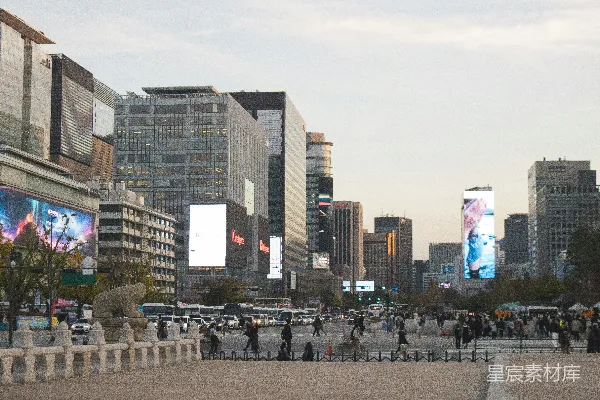高清摄影 都市繁华与古典石雕的碰撞