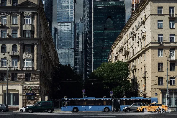 高清摄影 城市交错：现代与复古的都市风景
