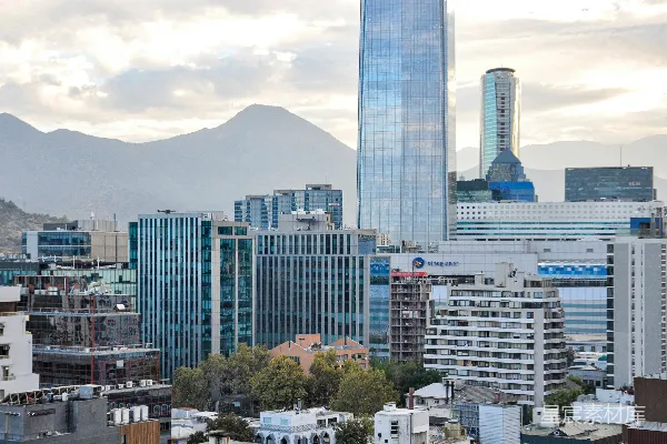 高清摄影 城市与山脉的和谐共存