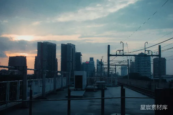 高清摄影 城市的日落：现代建筑与电线交织的景象