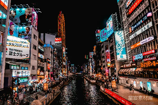 高清摄影 繁华都市夜景：霓虹灯下的水道与摩天轮