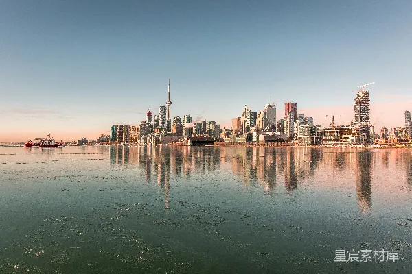 高清摄影 城市倒影：冬日湖畔的城市天际线