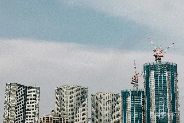 高清摄影 城市建设中的起重机与高楼