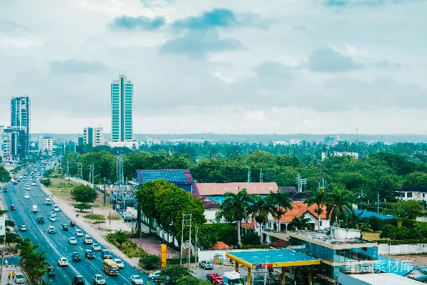高清摄影 城市全景：高楼与绿树之间的现代都市