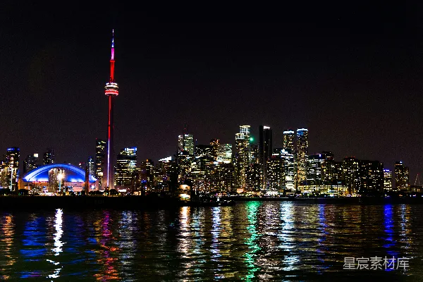 高清摄影 多伦多夜景：塔灯璀璨映水光