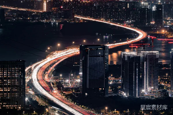 高清摄影 城市夜景：霓虹灯下的高楼与桥梁