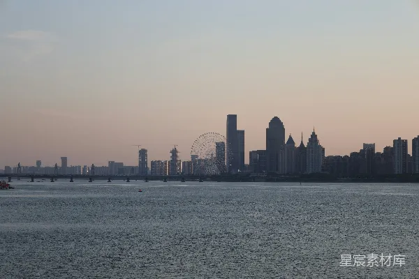高清摄影 夕阳下的城市天际线