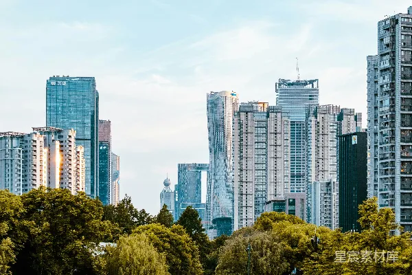 高清摄影 城市天际线与绿树相映