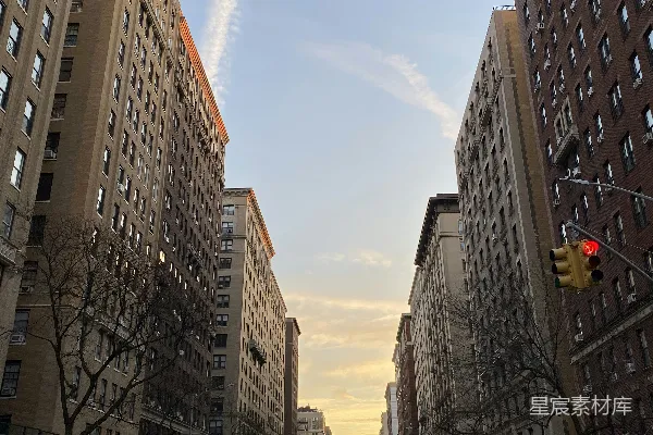 高清摄影 城市日落：高楼大厦与宁静街道