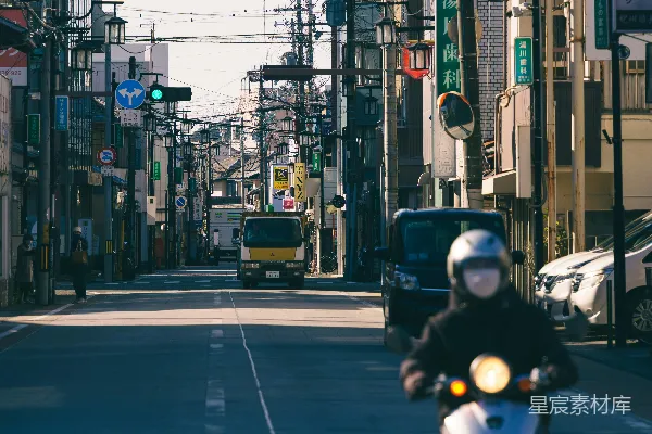 高清摄影 日式街景中的电瓶车