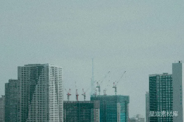 高清摄影 城市建筑与起重机的远景