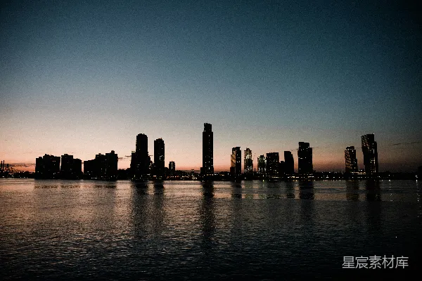 高清摄影 城市剪影：黄昏中的摩天大楼