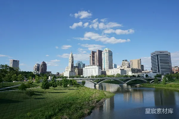 高清摄影 城市风景：河畔公园与现代建筑
