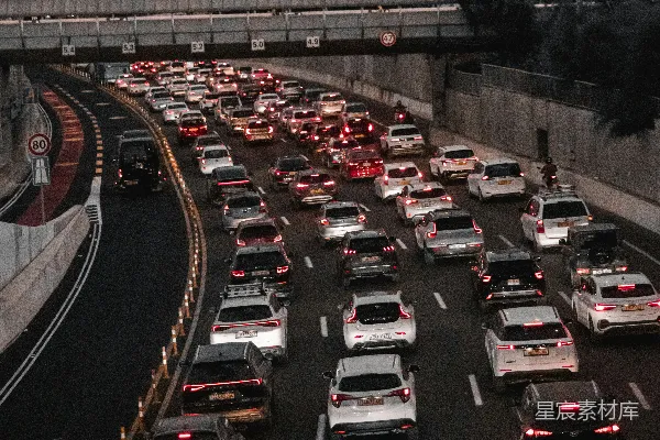 高清摄影 城市黄昏拥堵的高速公路