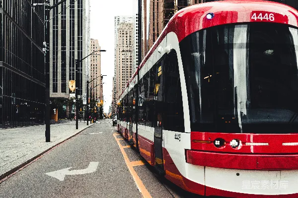 高清摄影 城市中的红色有轨电车