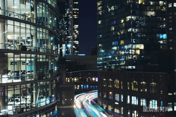 高清摄影 城市夜景：高楼灯火与车流轨迹