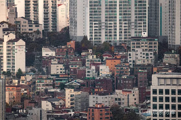 高清摄影 都市景象：高楼与低矮建筑的对比