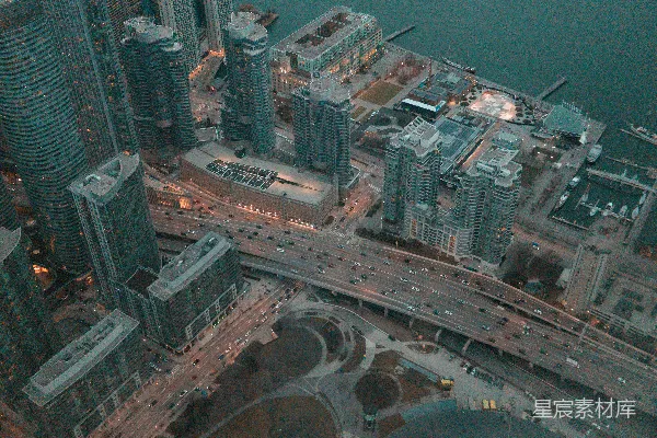 高清摄影 城市日落俯瞰：高楼林立与繁忙公路