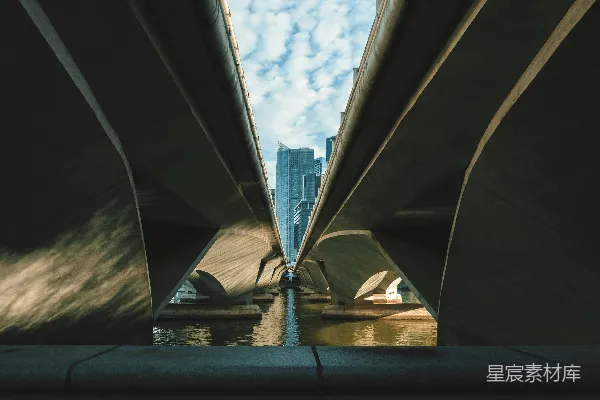 高清摄影 桥梁下的城市天际线