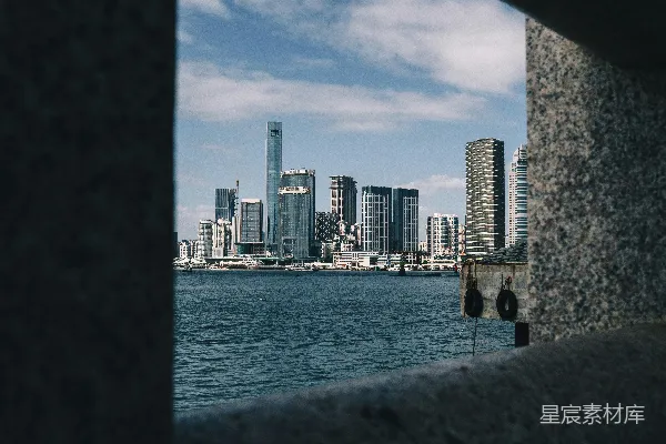 高清摄影 透过石墙看都市天际线