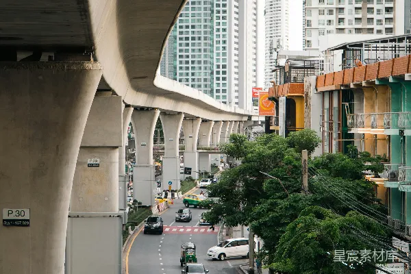 高清摄影 城市高架下的繁忙街道