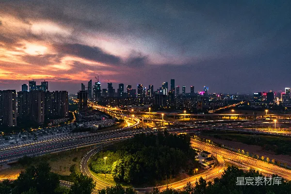 高清摄影 都市夜景：城市天际线与繁忙公路