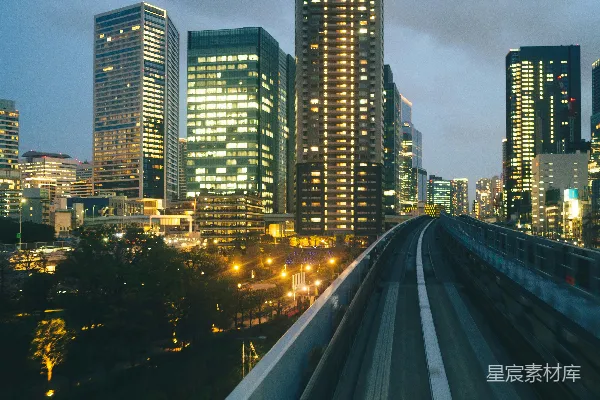 高清摄影 都市夜景中的轨道列车