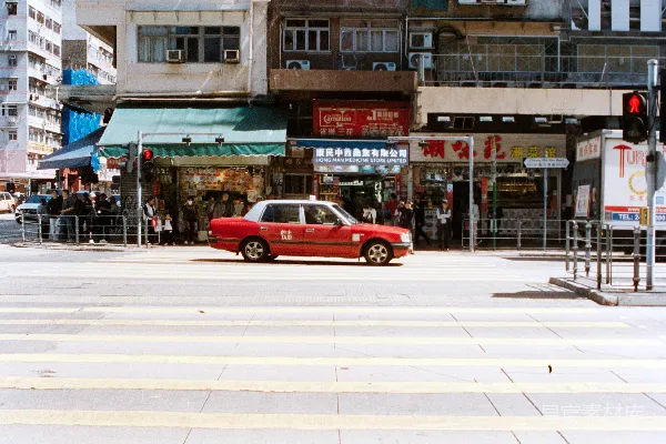 高清摄影 香港街头的红车与斑马线