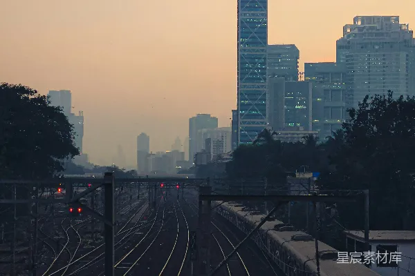 高清摄影 夕阳下的城市铁轨