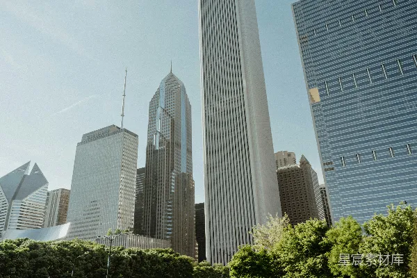 高清摄影 都市摩天楼下的绿意盎然