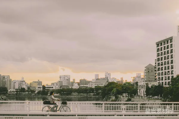 高清摄影 夕阳下的城市骑行