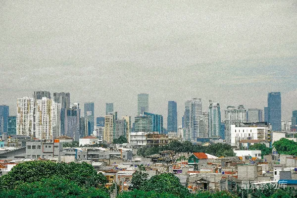 高清摄影 城市景观：高楼与低矮建筑的对比
