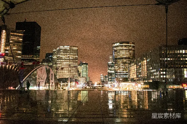 高清摄影 雨夜灯火辉煌的城市天际线