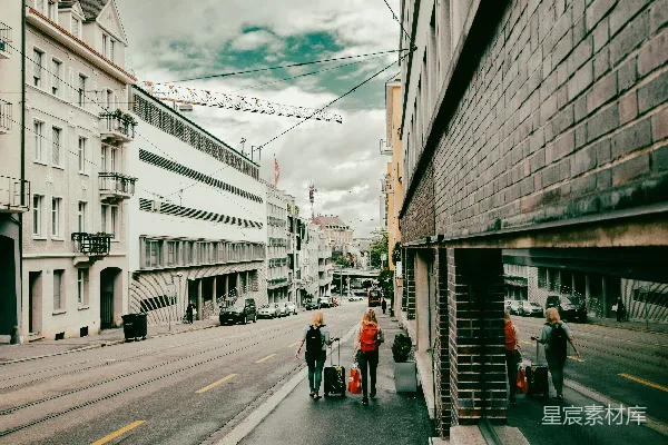 高清摄影 城市街道上的旅行者