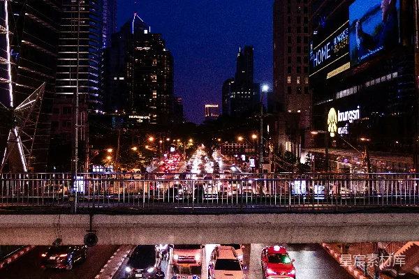 高清摄影 都市夜景中的繁忙交通