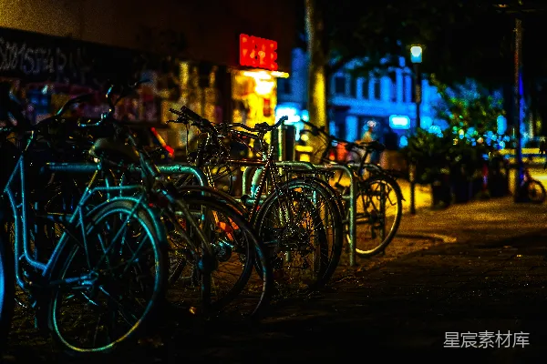 高清摄影 夜色中的自行车站