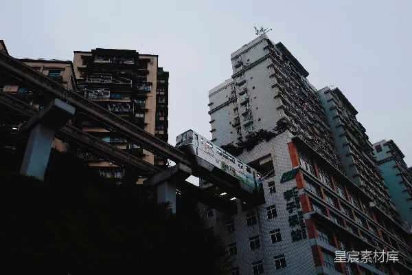 高清摄影 山城轻轨与老旧建筑