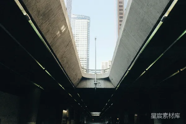 高清摄影 都市隧道：现代建筑与天际线的交织