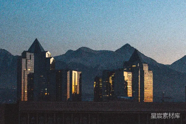 高清摄影 城市与雪山的黄昏交响曲