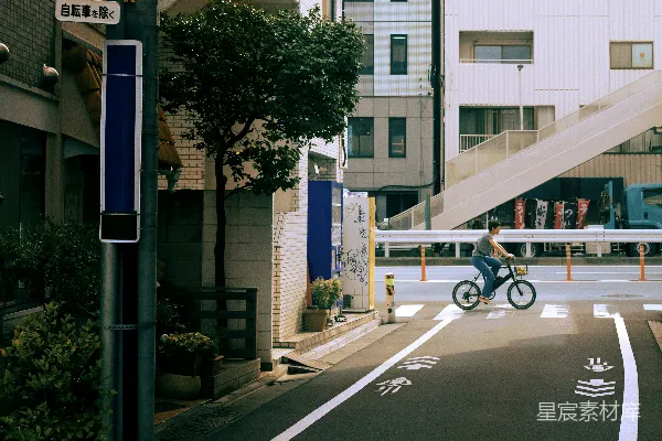 高清摄影 城市角落的自行车骑行