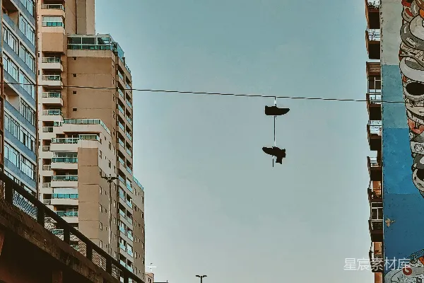 高清摄影 天空中的鞋子