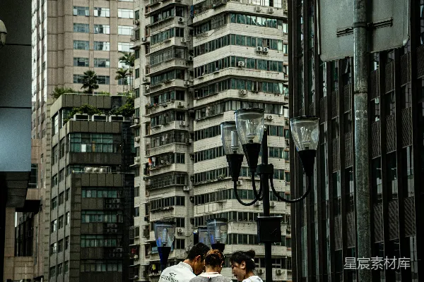高清摄影 城市街景中的街灯与行人