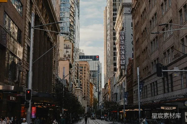 高清摄影 城市街景：摩天大楼与轨道路轨