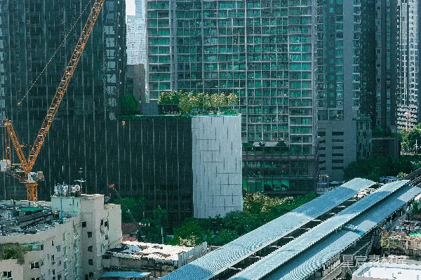 高清摄影 城市景观：地铁与高楼