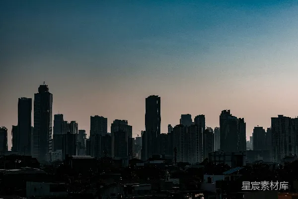 高清摄影 城市剪影：日落时分的天空与建筑