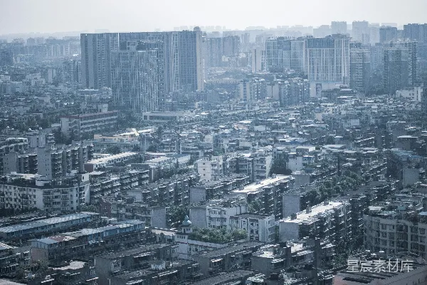 高清摄影 城市全景：高楼与低矮建筑的对比