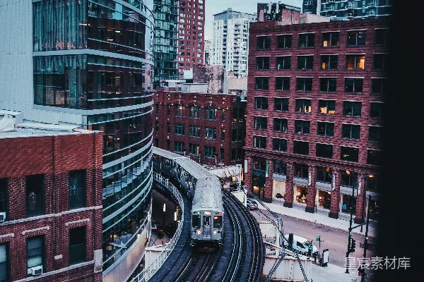 高清摄影 城市中的火车与建筑
