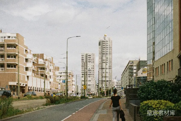 高清摄影 城市中的现代建筑与行人