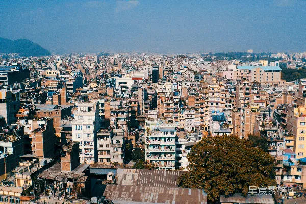 高清摄影 城市全景：阳光下的建筑与绿树
