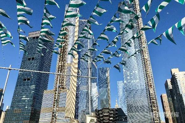 高清摄影 城市庆典：绿色旗帜与摩天大楼